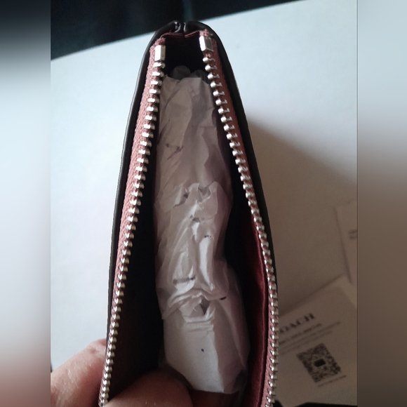 New Coach Wristlet With Hearts Rivets New With Tags In Peony Color - Picture 6 of 8